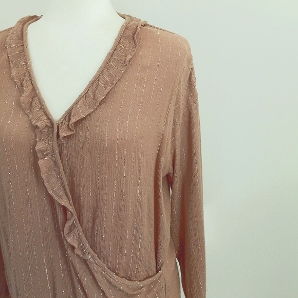 STITCH FIX Skies Are Blue Mauve Ruffle Detail Surplice Metallic Accented Top M - Picture 5 of 12